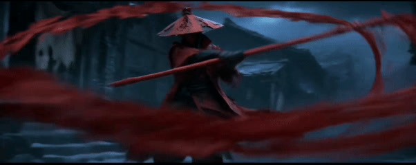 图片展示了一位身穿红色古装、头戴斗笠的武者手持长枪的场景。背景为昏暗的夜景，远处有房屋轮廓，近处有红色丝带飘动。武者姿态威武，长枪指向画面左侧，动作流畅有力。该图片与上文提到的《百匠：纸契灵》中纸契灵耍红缨枪的武打动作相呼应，直观呈现了其丝滑流畅、充满力量感的打斗画面，以及每次长枪击打伴随的剪纸碎片效果，增加了赛博世界动作戏的想象力。